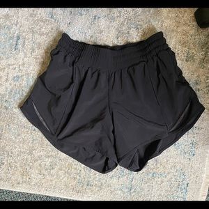 Lululemon size 6 hotty hot low rise lined shorts 4” size 6
